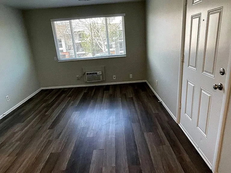 180 S 20th Ave — Photo 3