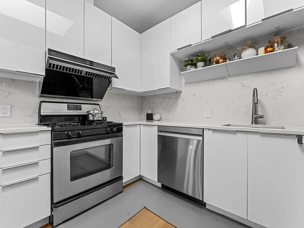 2 bed, 2.0 bath, 968 sqft, $5,800 — Photo 3