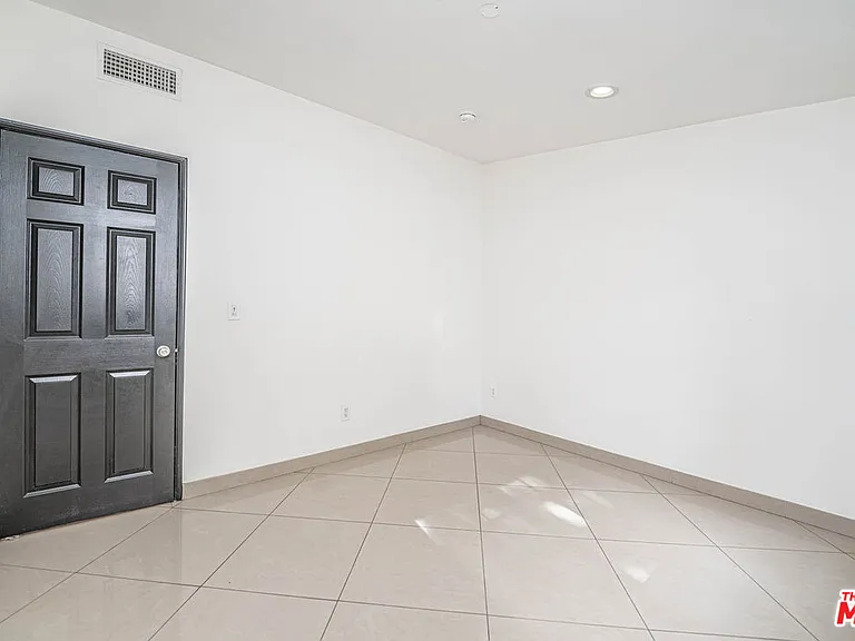 20746 Clarendon St — Photo 34