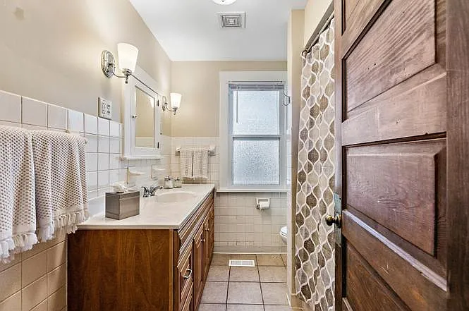 566 S Main St — Photo 16