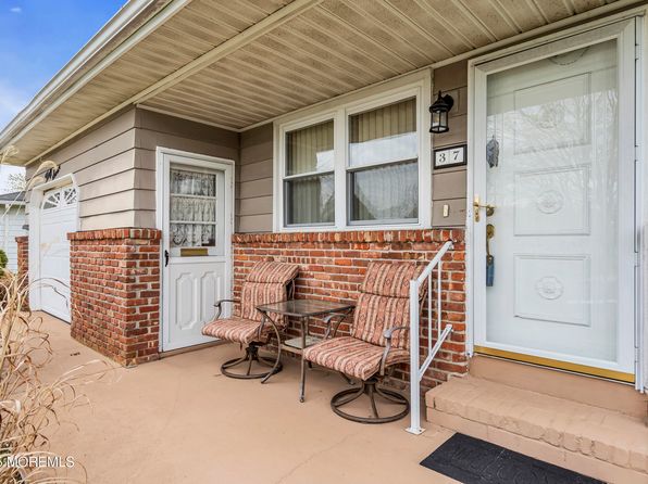 37 Scarborough Place, Toms River, NJ 08757