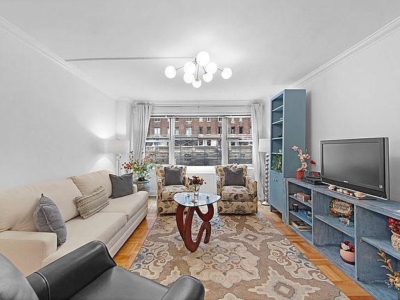 3rd image of 77 W 55th St APT 4H