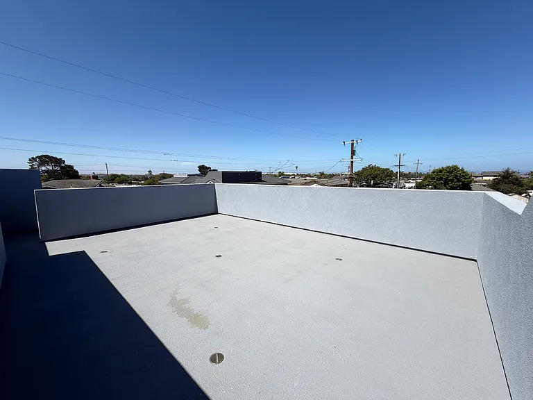 2252 Beach St — Photo 3