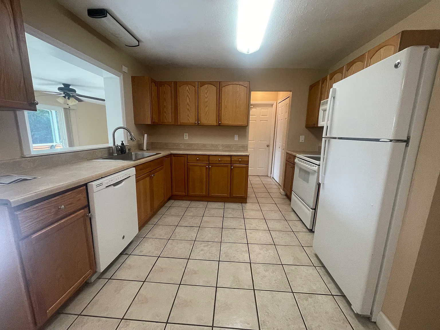 3 bed, 1.5 bath, 1297 sqft, $1,999 — Photo 4
