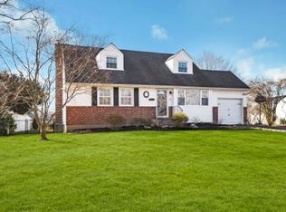 6 Palmer Ln, Commack, NY 11725