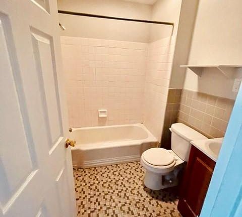 5th image of 34 W Montgomery Ave #228