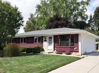 122 W Juniper Dr, Grafton, WI 53024