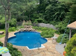 25 Greenwood Dr, Oak Ridge, NJ 07438