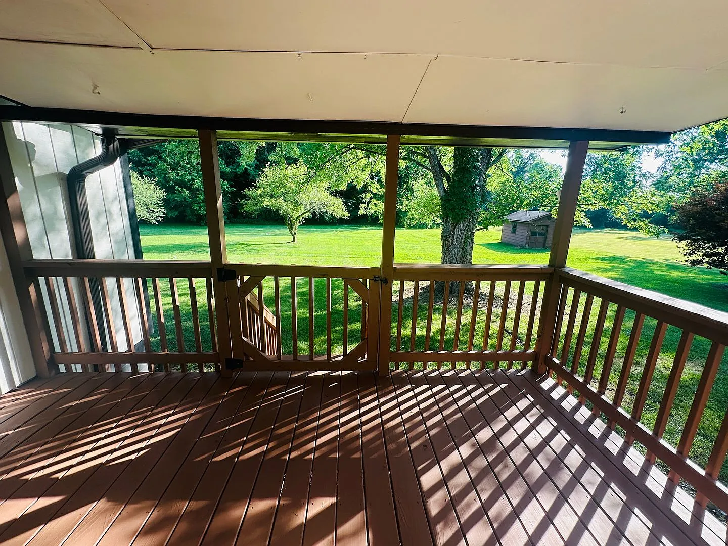 Large 2 bed/2bath & 2-car garage on huge yard — Photo 3