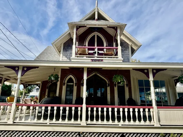 15 Pequot Ave, Oak Bluffs, MA 02557