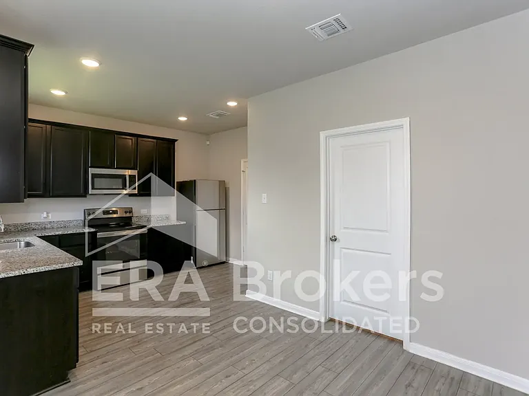 909 Clanton Cv — Photo 6