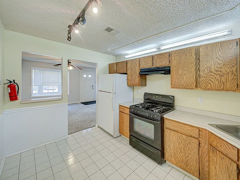 96 Versailles Ct — Photo 13