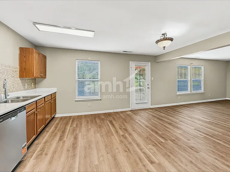 1909 Southernwood Ln — Photo 3