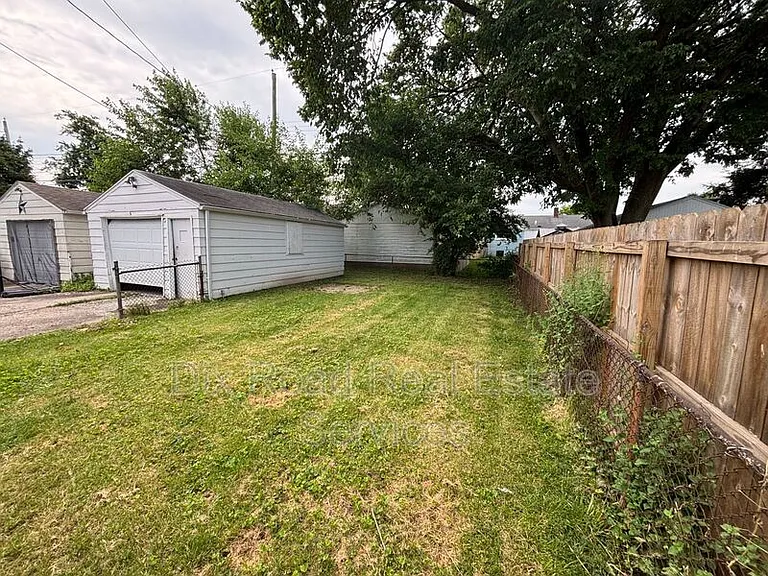 1145 Chase Ave — Photo 4