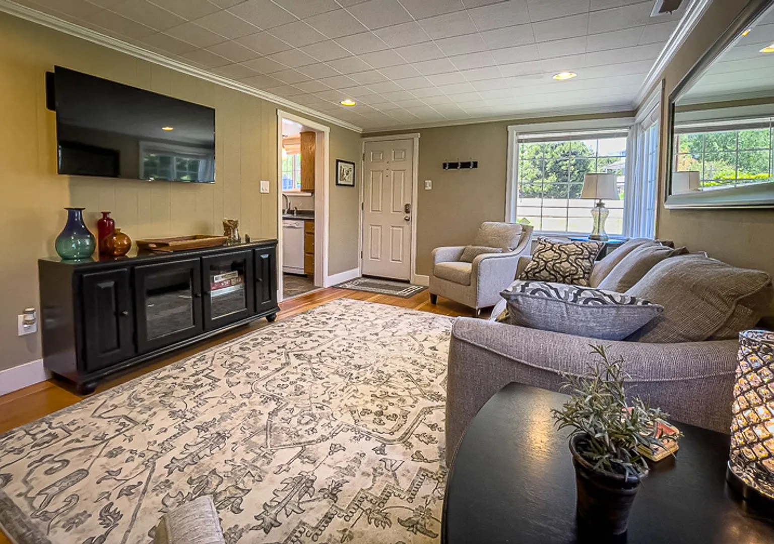 Kelsey's Cottage: Fully Furnished 2 bd/1ba Jacksonville Cottage, Large yard! $300 Utility Fee — Photo 3