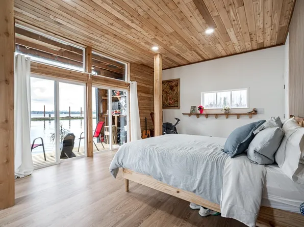 415 Esplanade W #A24, North Vancouver, BC V7M 1A6