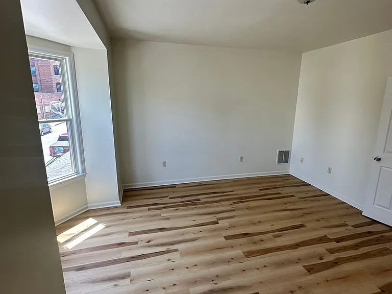 1211 W Poplar St — Photo 11