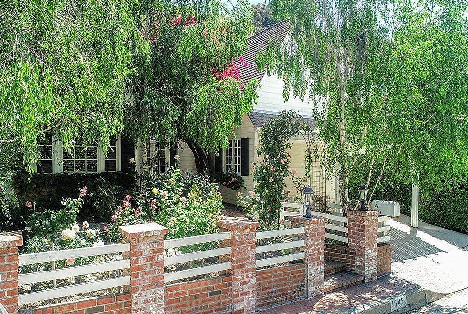 1st image of 1542 N Beverly Dr