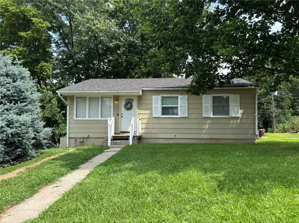 4122 Preston Dr, Saint Joseph, MO 64503