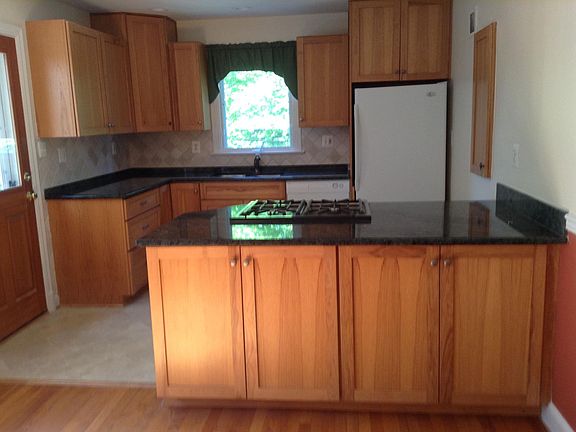 Gourmet Kitchen (9'5" x 10'6")