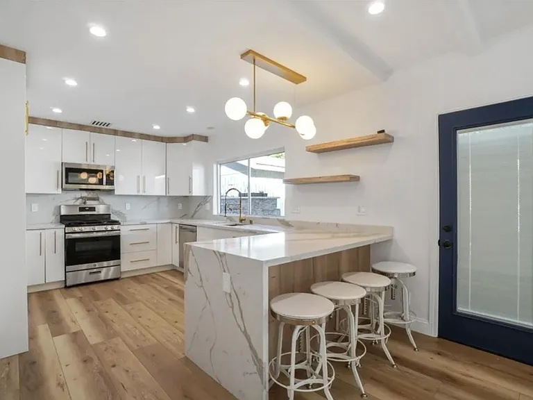 11044 Whitegate Ave — Photo 10
