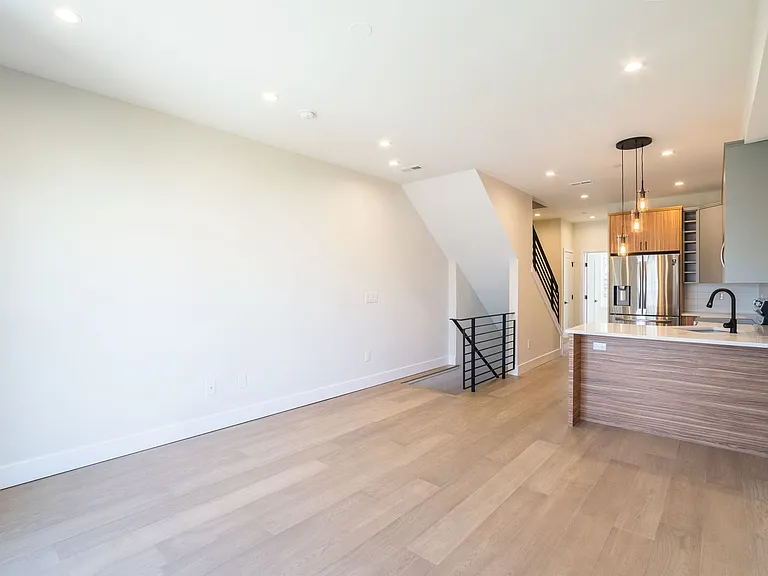 2147 N Franklin St — Photo 5