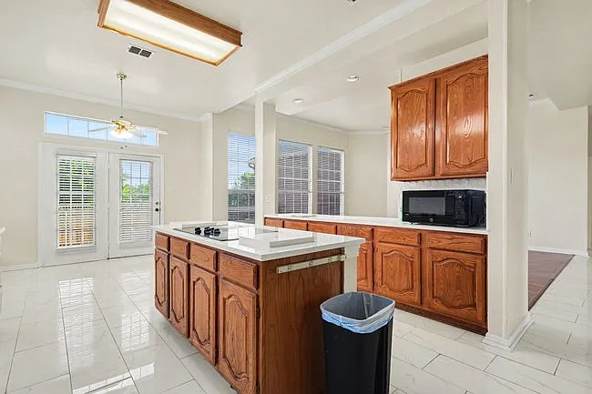 1027 Creek Bnd — Photo 8