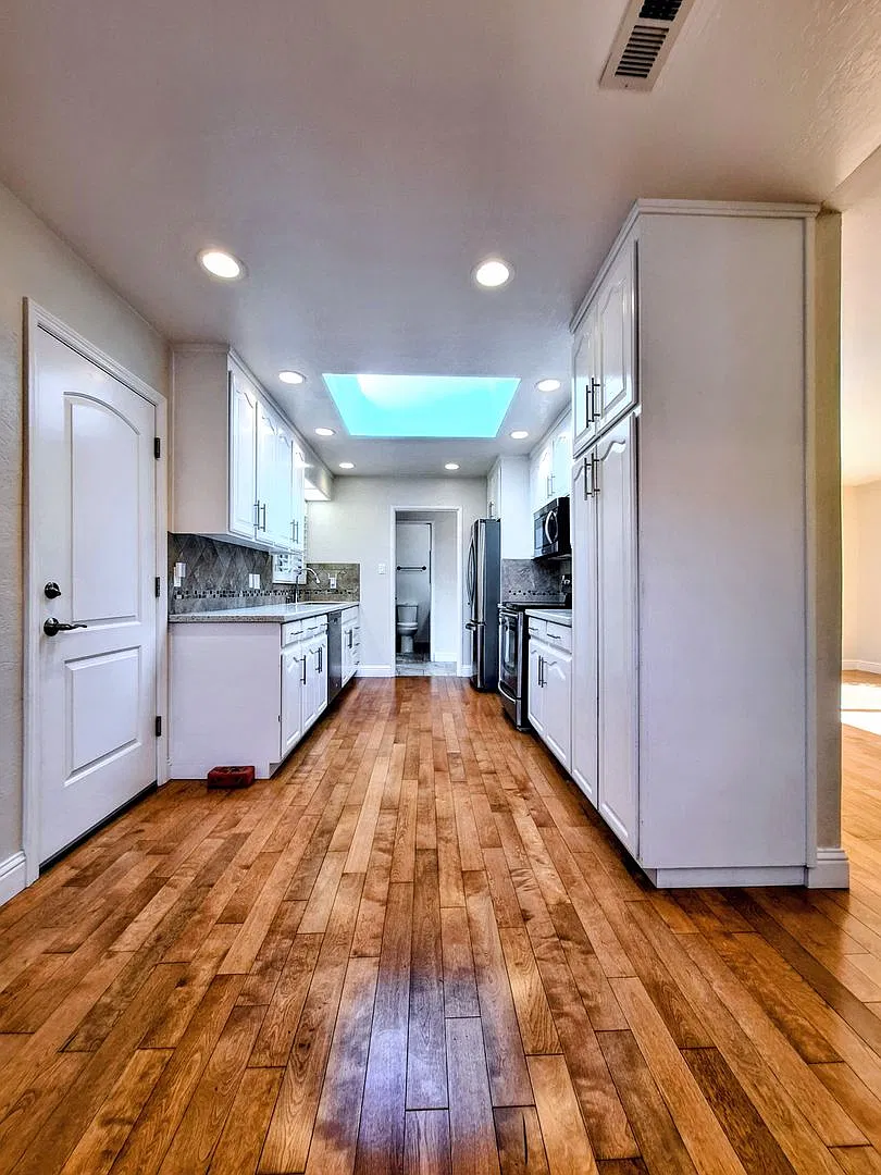 Beautiful 3bd Single Story House w/Large Yards & Attached Garage — Photo 2