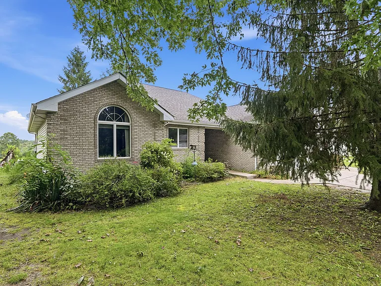 9099 Sheffield Ave — Photo 3