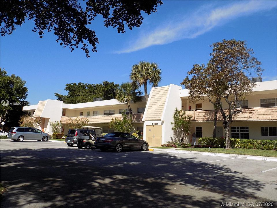1st image of 3621 Oaks Clubhouse Dr APT 204
