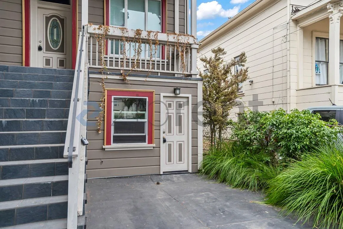 1005 Chester St — Photo 2