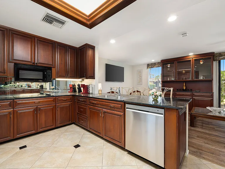 140 Columbia Dr — Photo 12