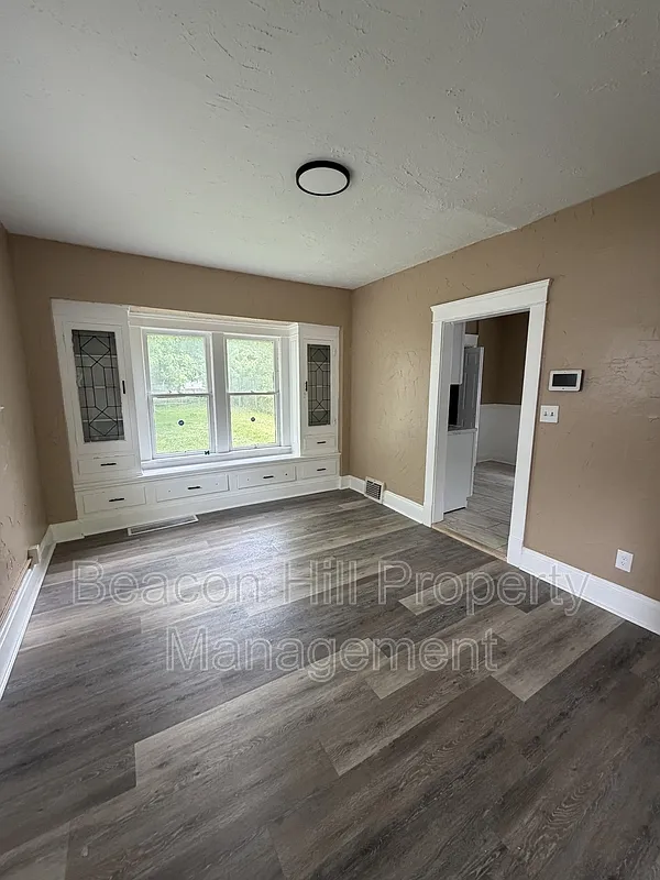 3 bed, 1.0 bath, 1218 sqft, $1,962 — Photo 3