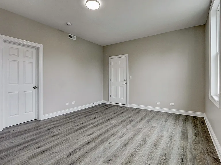 2815 N Hamlin Ave #2R — Photo 6