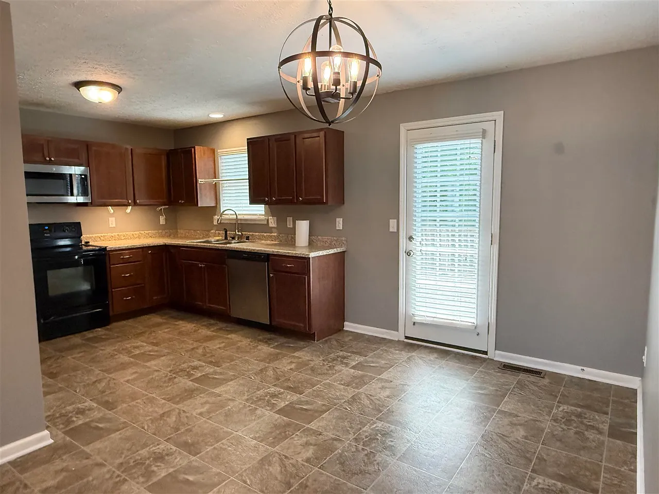 3 bed, 1420 sqft, $1,600 — Photo 4