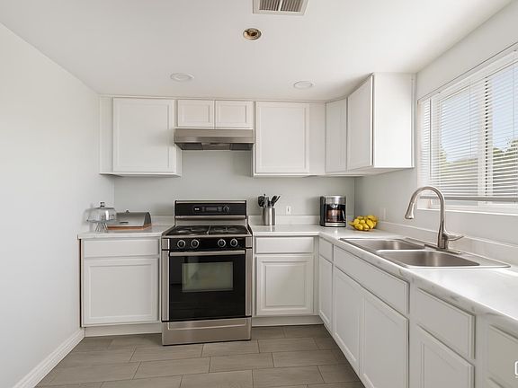 5th image of 818 Decatur St