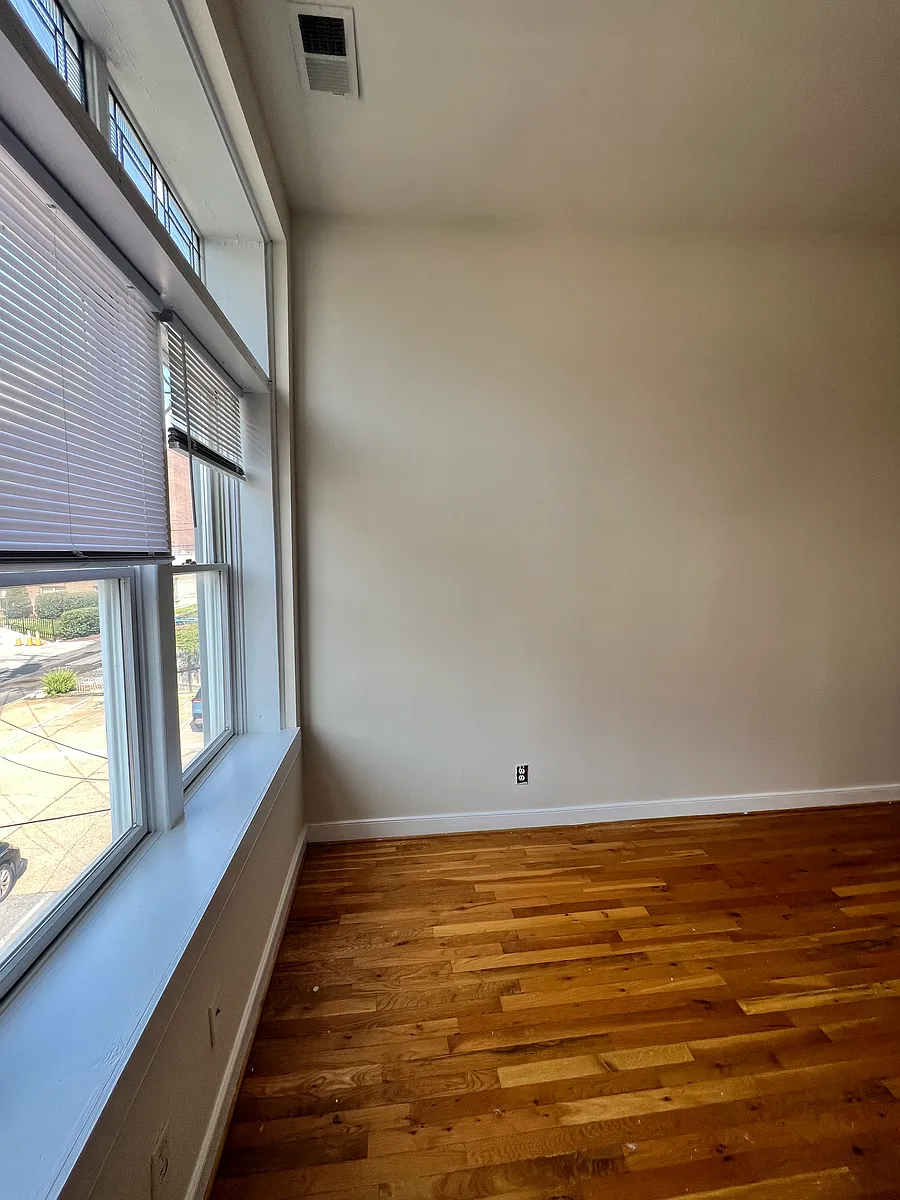 Building Photo - 813 W Broad St #C