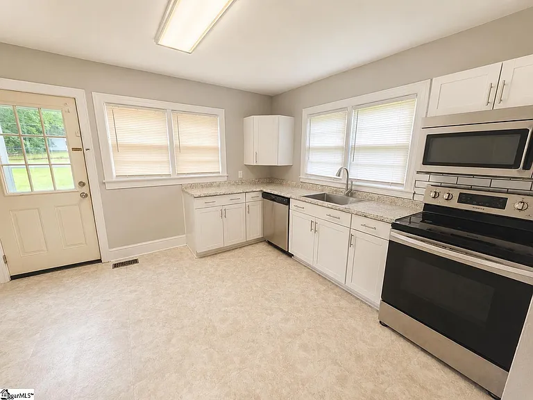 170 Carol Dr — Photo 2