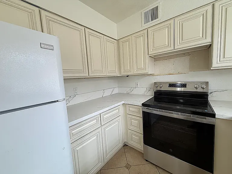 735 N Arrowhead Dr #3 — Photo 5