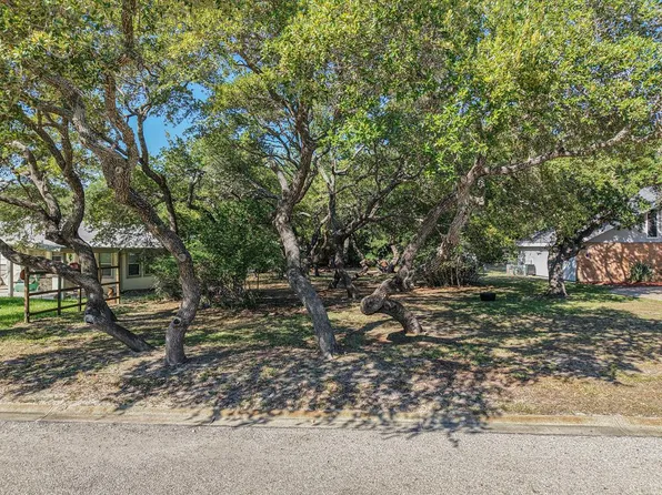 19 S Lake Dr, Rockport, TX 78382