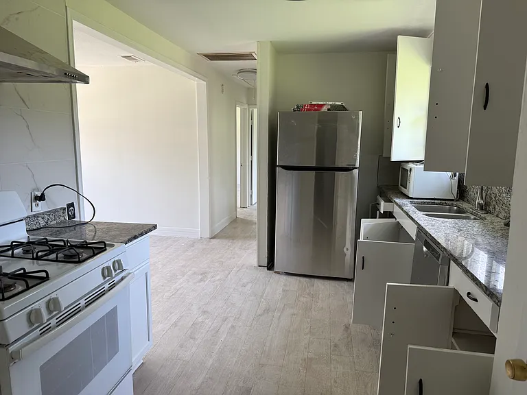 341 Kaye St — Photo 5