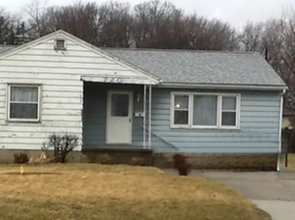720 3rd St NE, New Philadelphia, OH 44663