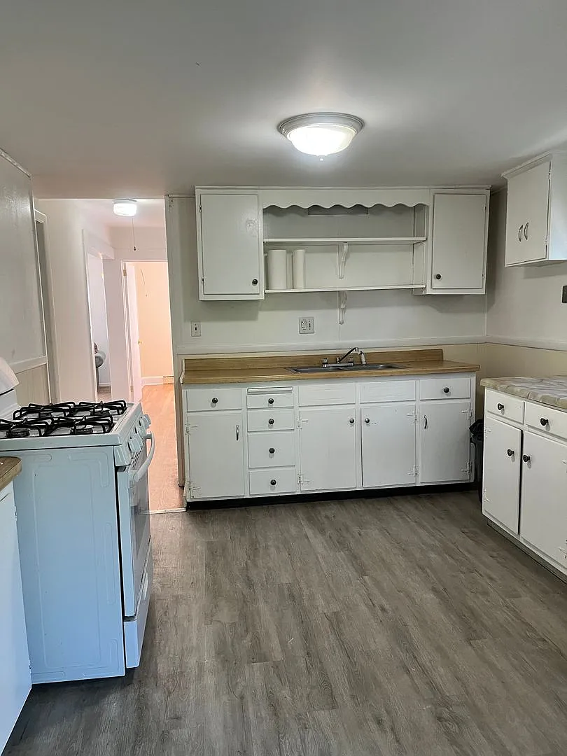 2 Bed, 1 Bath 2nd Fl Rental - Utilites Included In Rent — Photo 2