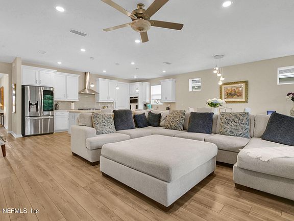 5th image of 10817 KENTWORTH Way