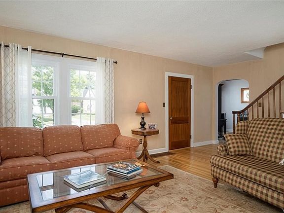 4th image of 483 Huxley Dr