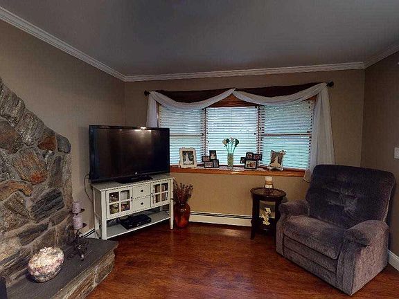 4th image of 28 Spruceton St