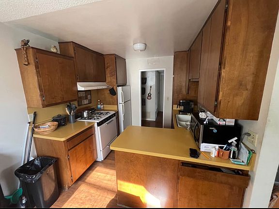3rd image of 211 11th St #2