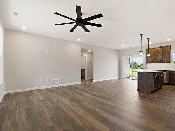 5th image of 701 N Neo St