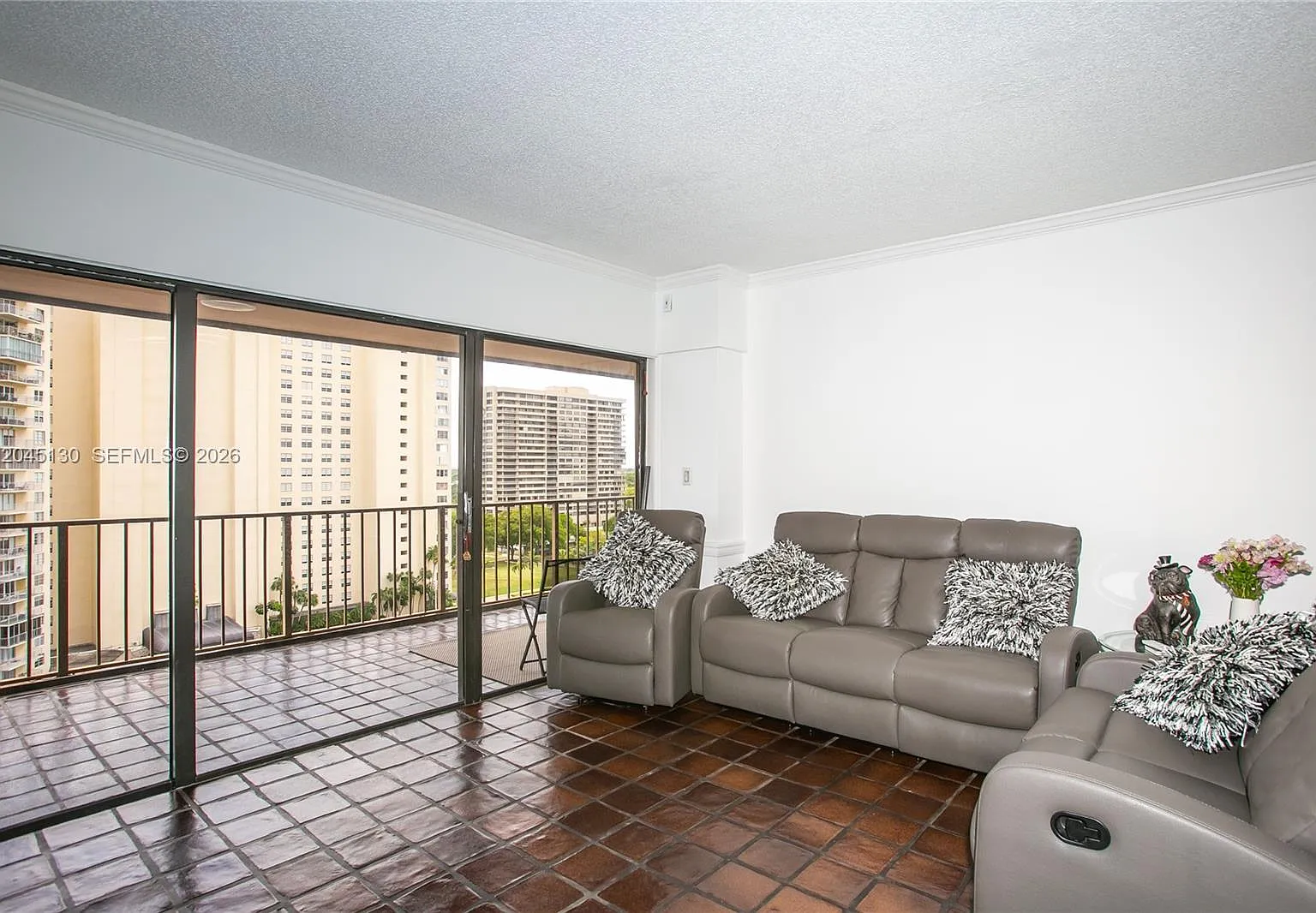 Cricket Club Condo — Photo 3