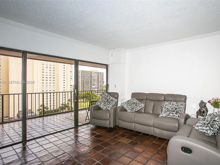 1800 NE 114th St #1207 — Photo 3